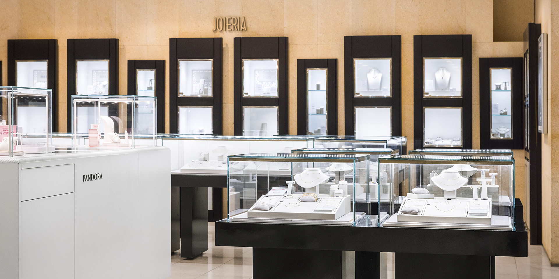 Completa tu outfit con piezas de joyería